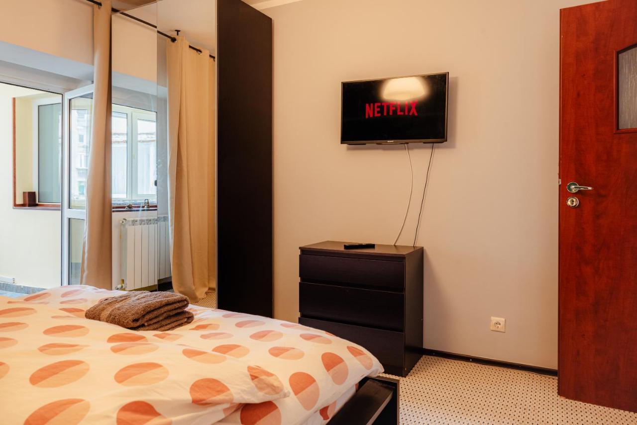 Comfy Apartment With Private Parking And Netflix Bucharest Exterior photo
